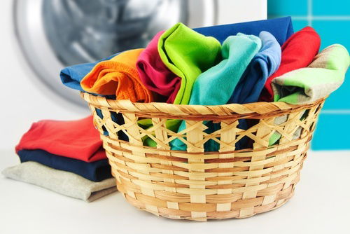 Asciugare vestiti bagnati sarà sempre ed economico grazie a questo trucco