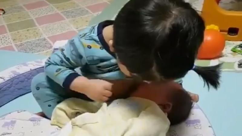 Vuole imitare la sua mamma. Ecco cosa fa questa bimba al suo fratellino
