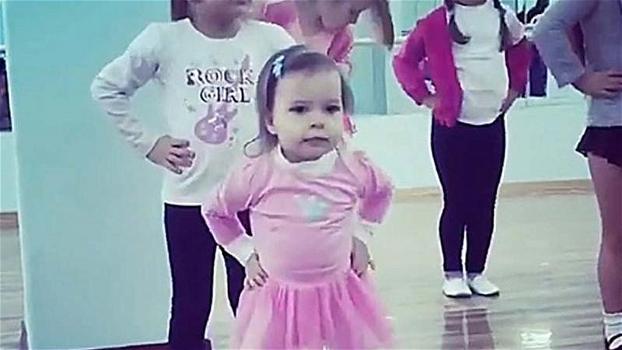 Queste bambine iniziano a ballare. La più piccola, quella con il tutù rosa, vi farà ridere di gusto!