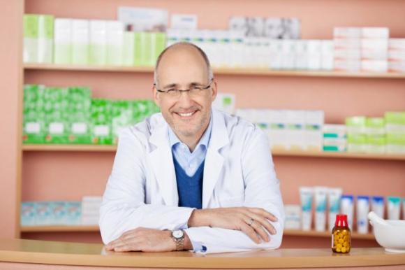 Un uomo affronta il farmacista che aveva offeso sua moglie. Ma non immaginava di sentire questa spiegazione!