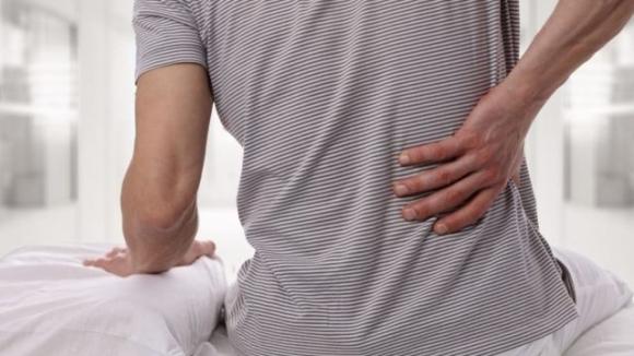 Ecco quali sono le posizioni in cui dormire per ridurre il mal di schiena