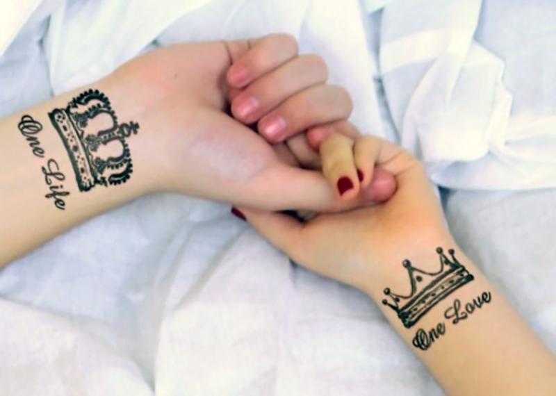 Il tatuaggio delle corone simboleggia la favola con re e regina