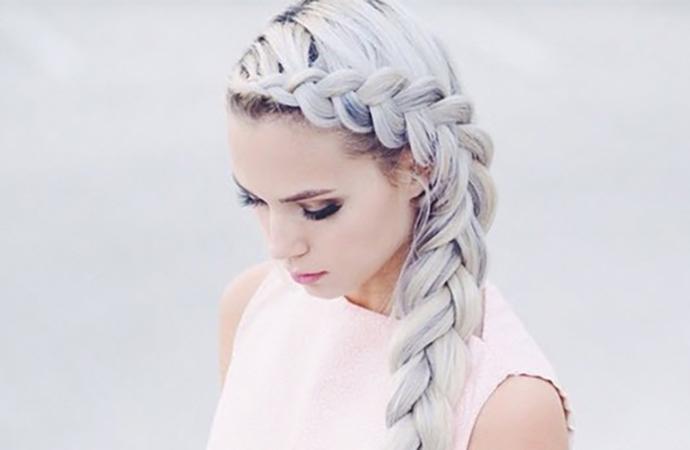 Capelli grigi: come farli e quale trucco abbinare