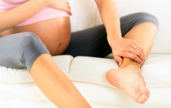 Caviglie gonfie in gravidanza: cause, cure e rimedi naturali