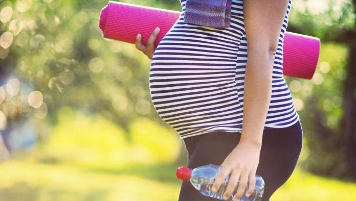 Fare una passeggiata anche in gravidanza è un toccasana per le caviglie. Non bisogna però esagerare con i tempi