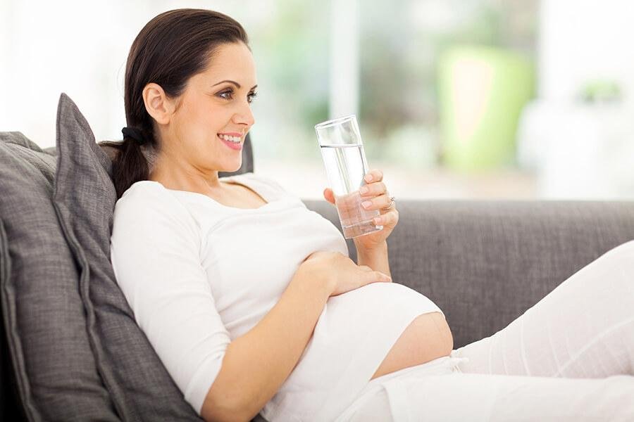 Con le caviglie gonfie è fondamentale bere acqua e ricordare che in gravidanza non si prendono diuretici.