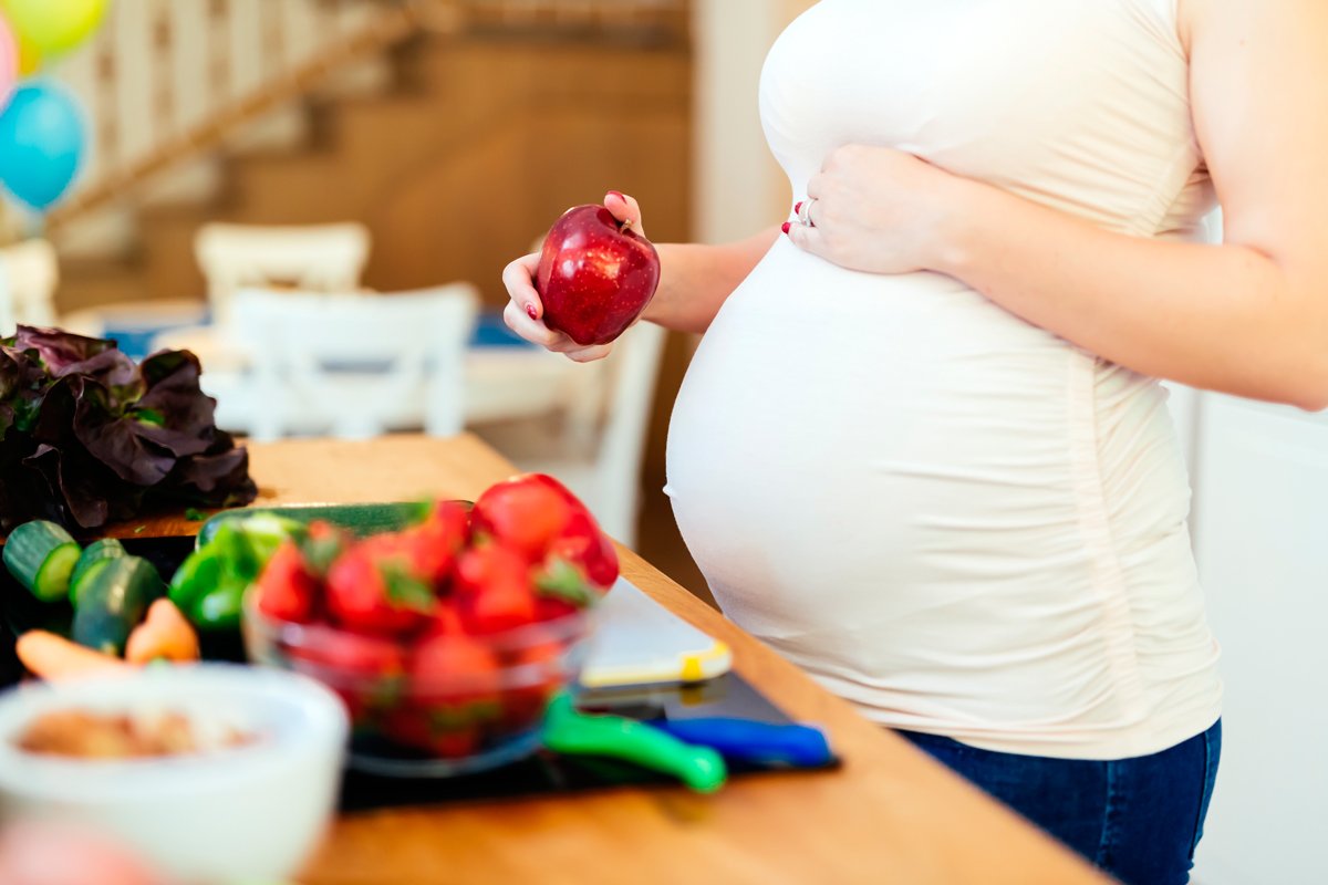 Seguire una dieta sana in gravidanza limita la presenza di caviglie gonfie