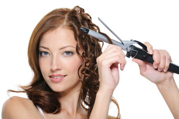 Per asciugare i capelli ricci con l'arriccia-capelli è indispensabile avvolgerli per bene su di esso