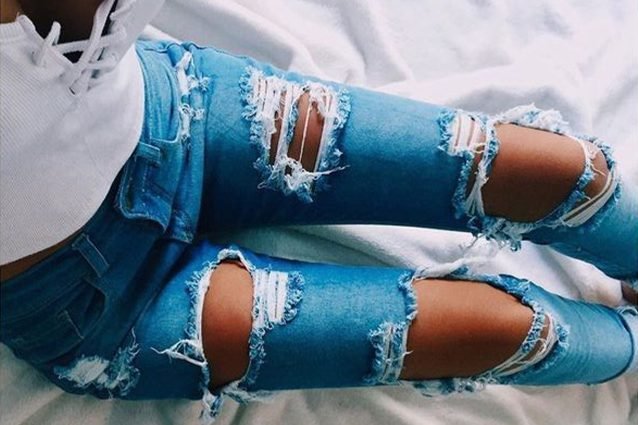 I jeans possono essere strappati in modo che si veda la pelle o sfilacciati in modo che si vedano le fibre