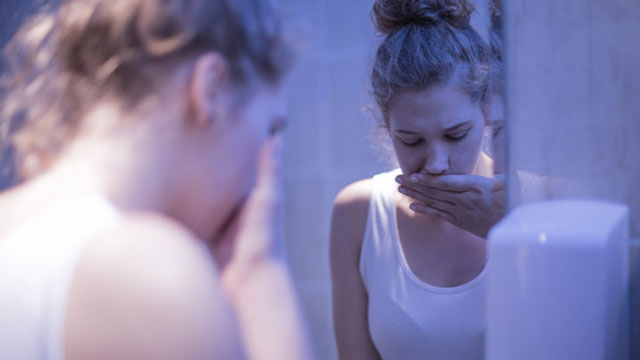 Come vomitare facilmente: rischi e conseguenze