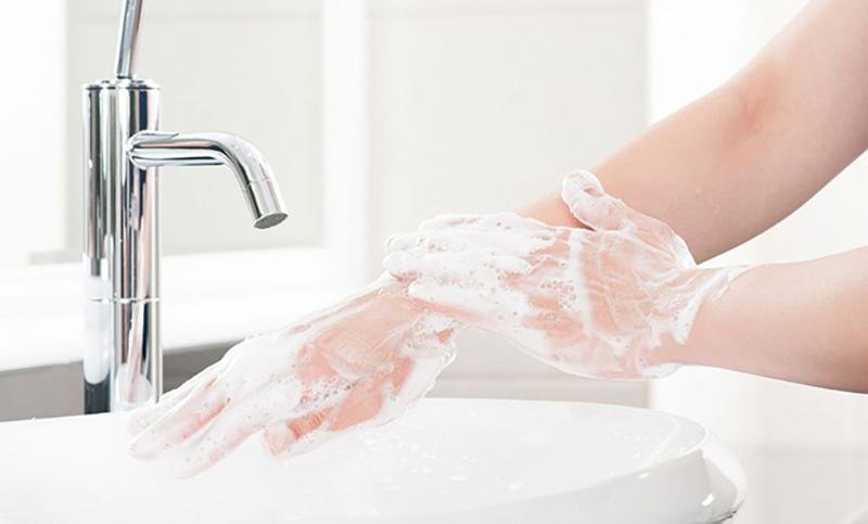 Il disturbo ossessivo compulsivo si manifesta con gesti come il lavarsi ripetutamente le mani