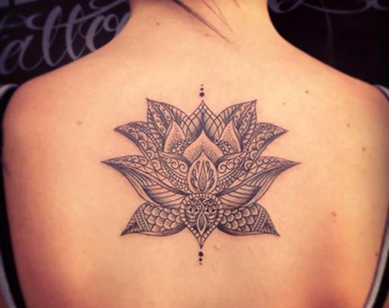 Molte donne eseguono il tatuaggio in forma stilizzata