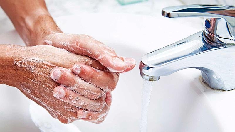 La pulizia delle mani è fondamentale prima e dopo ogni trattamento