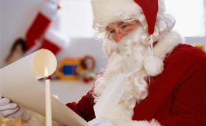 I bambini aspettano di scrivere la lettera a Babbo Natale