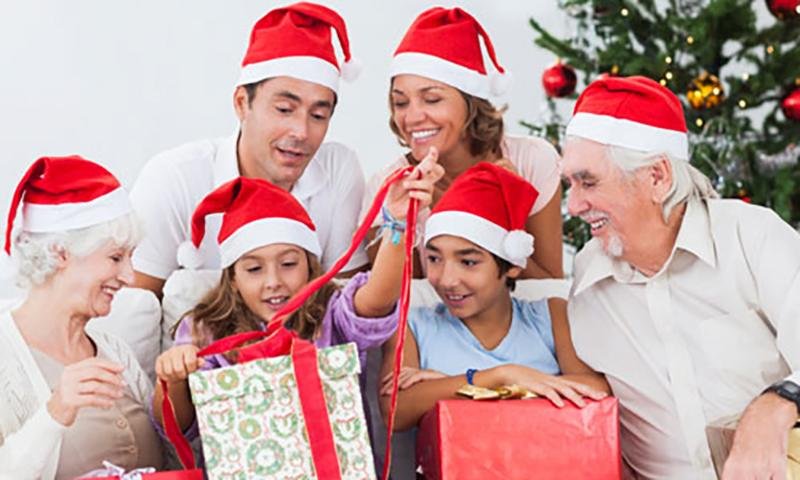 Dopo aver spedito la lettera a babbo Natale, i bambini aspettano con gioia di aprire i doni con la famiglia