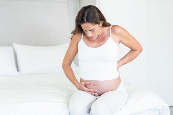 Mal di pancia in gravidanza: cause, rimedi e quando preoccuparsi