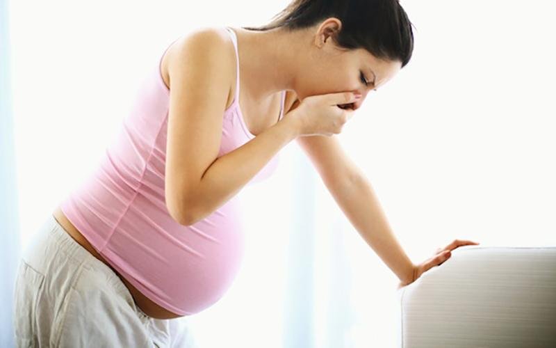 Nausea e vomito possono verificarsi come conseguenza del mal di pancia in gravidanza