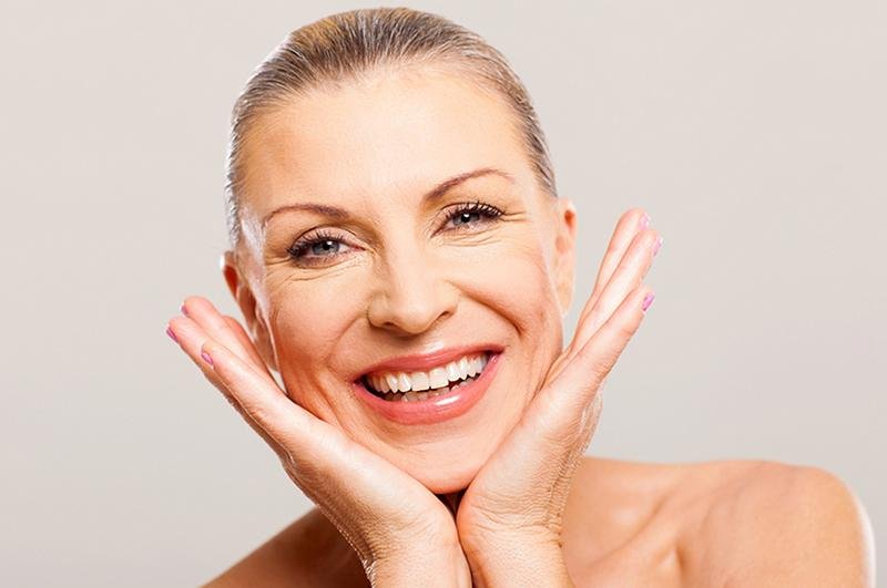 Con l'invecchiamento la pelle del viso perde elasticità e tono