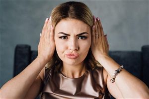 Le orecchie a sventola sono un inestetismo che crea notevoli difficoltà, molte donne cercano di ovviare a questo problema coprendo le orecchie con i capelli