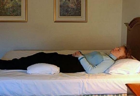 Ecco quali sono le posizioni in cui dormire per ridurre il mal di schiena