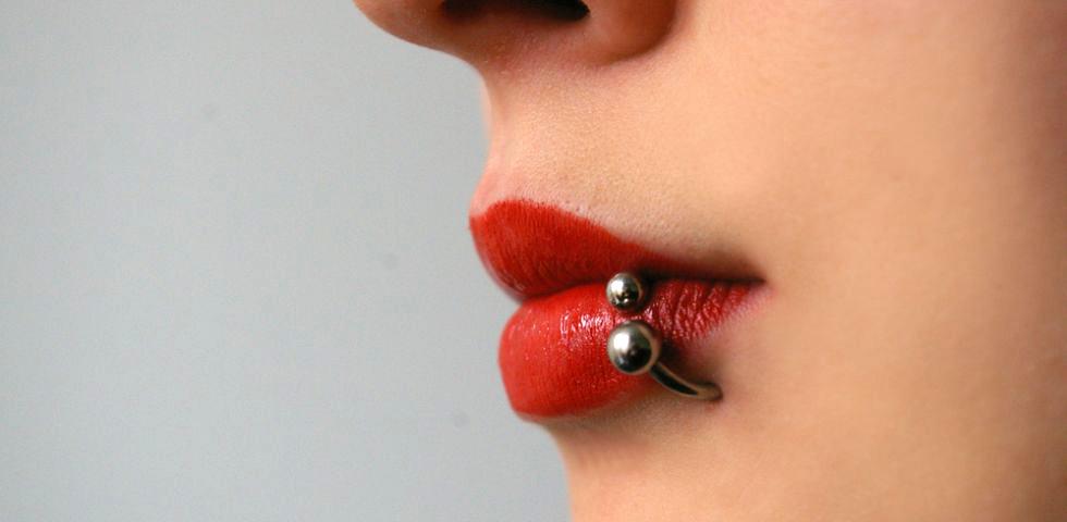 Piercing al labbro inferiore o superiore: costo e quanto fa male