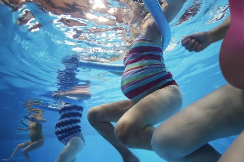 Il dolore pelvico in gravidanza può essere prevenuto con la ginnastica in acqua