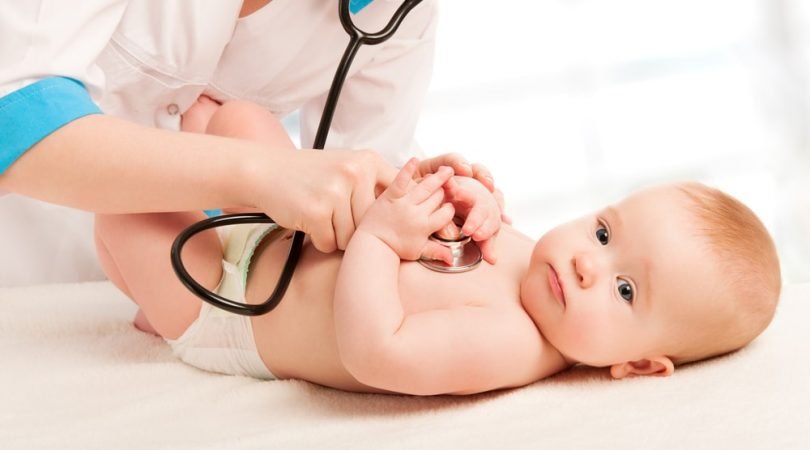 Il pediatra ascolta il battito cardiaco del bambino e riconosce il soffio