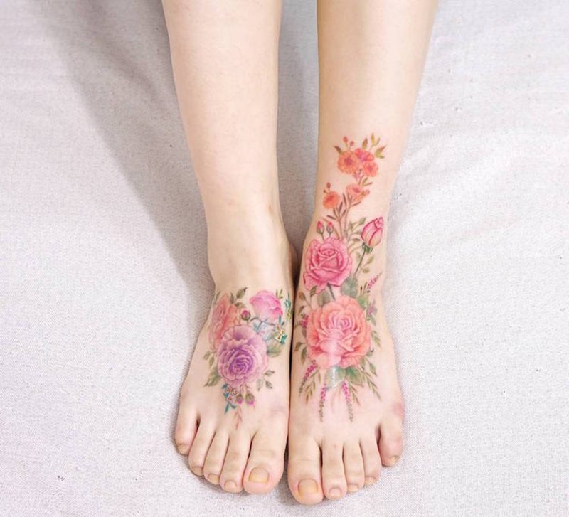Ogni parte del corpo femminile può essere scelta per tatuaggi fiori o fiori tattoo