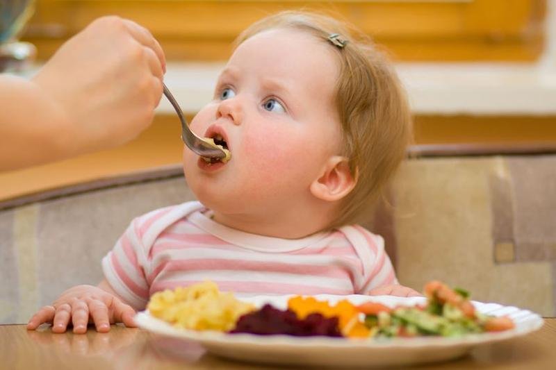 Con il vomito giallo non bisogna forzare il bambino a mangiare