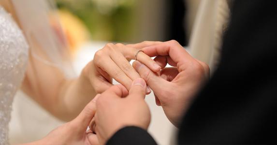 Ti sei mai chiesta perché la fede va indossata sull’anulare? Ecco il vero motivo