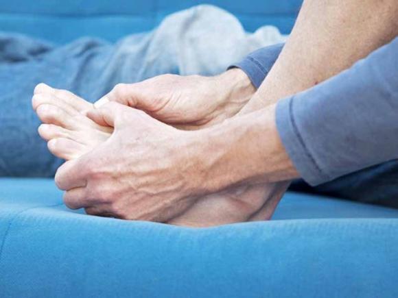 Come eliminare l’acido urico dal corpo e ridurre gotta e dolori articolari in modo naturale
