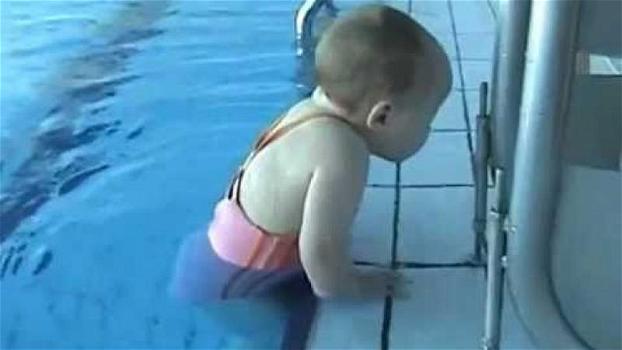 Questa bimba di 21 mesi sta imparando a nuotare: uno dei video più belli di sempre