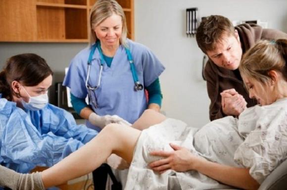 Credevano che il neonato fosse sano: poi guardano il cordone e restano senza parole!
