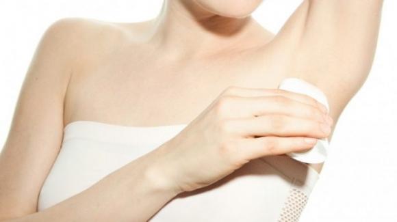 Sudore sotto i maglioni: ecco i 5 errori più comuni da non fare con il deodorante