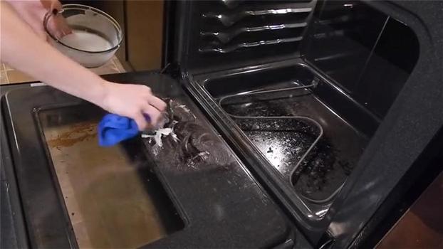 Il tuo forno è unto e sporco? Ecco un trucco per farlo tornare come nuovo