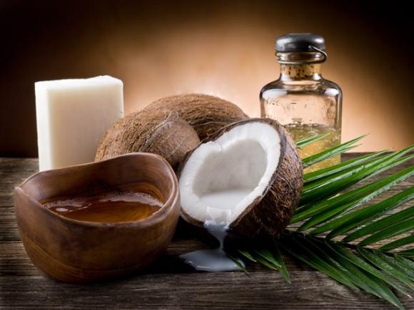 Come sembrare più giovane di 10 anni con l’olio di cocco ed il bicarbonato