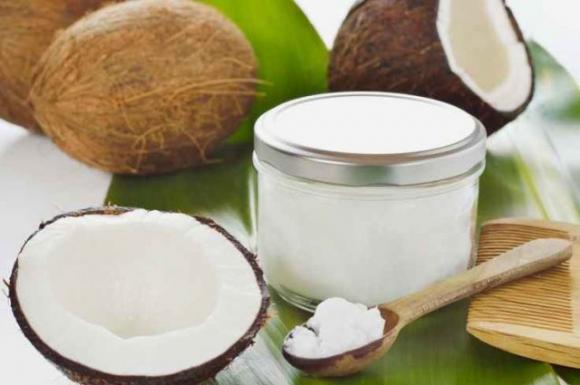 Come sembrare più giovane di 10 anni con l’olio di cocco ed il bicarbonato
