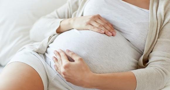 Pancia dura in gravidanza: cause principali e quando preoccuparsi