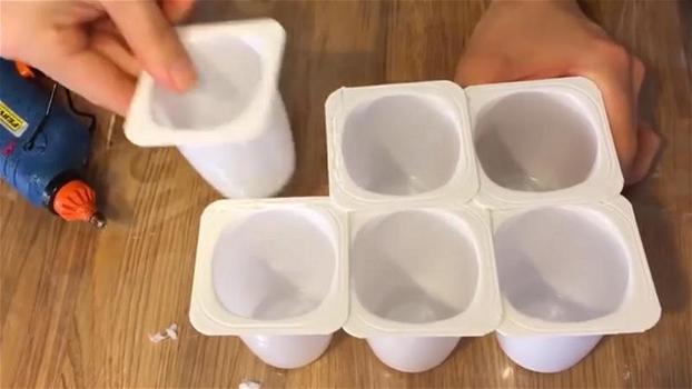 Incolla 6 vasetti di yogurt: quello che realizza è davvero utile e geniale!