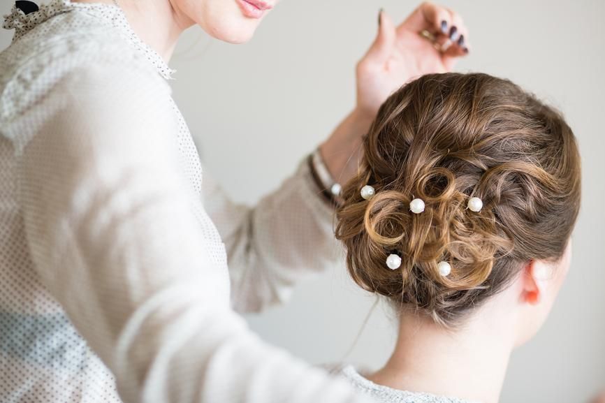 Acconciature capelli ricci: idee eleganti per la sposa
