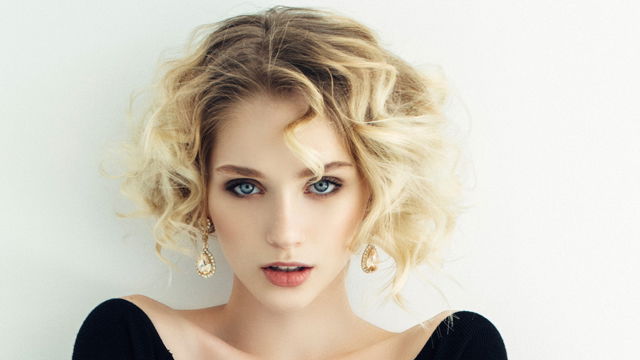 Come fare i capelli corti ricci: idee e consigli
