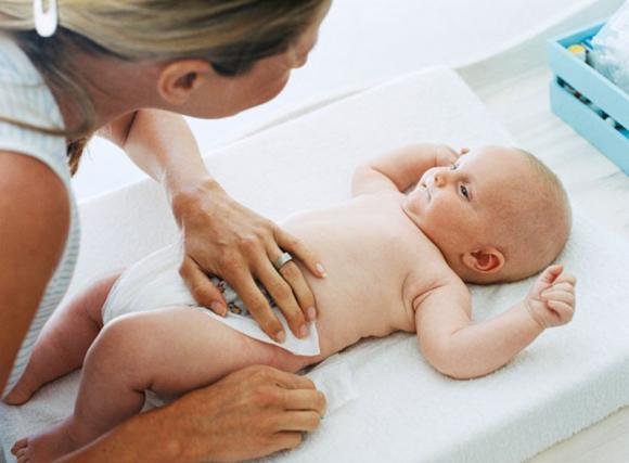 Ernia ombelicale nel neonato: sintomi e cosa fare