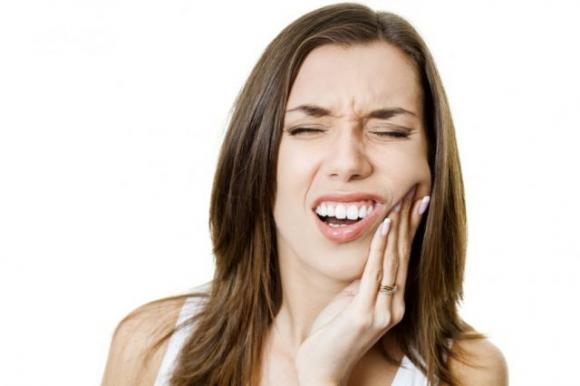 Ecco alcuni rimedi naturali per curare il mal di denti