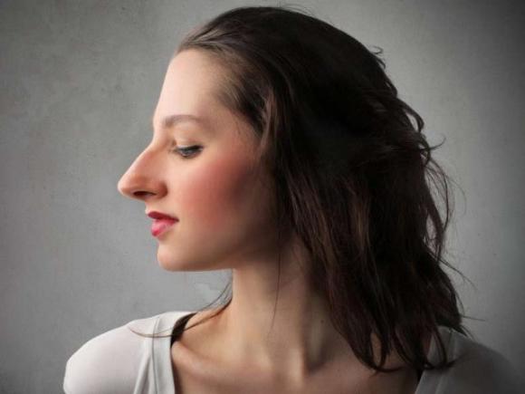 Hai il naso grosso? Ecco alcuni consigli di make up per renderlo più carino