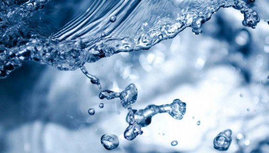 Tutti sanno che non bisogna bere acqua ghiacciata, ma pochi sanno perché