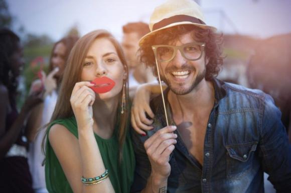 Questi segnali indicano che il tuo migliore amico in realtà vorrebbe essere qualcosa di più