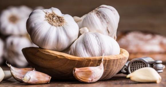 Metti dell’aglio nell’orecchio: è un rimedio naturale perfetto per molte problematiche