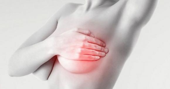 Dolori al seno: ecco le 6 cause più comuni e come risolvere il problema