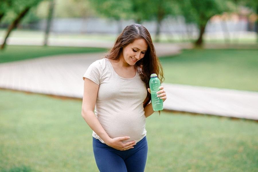 Fare una leggera attività fisica in gravidanza è importante: basta una semplice passeggiata