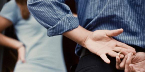5 cose da fare se pensi che lui ti stia tradendo: non perdere tempo e agisci